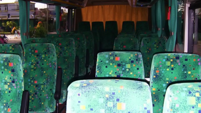 saturental – foto medium bus pariwisata green white interior dalam 31 seats a
