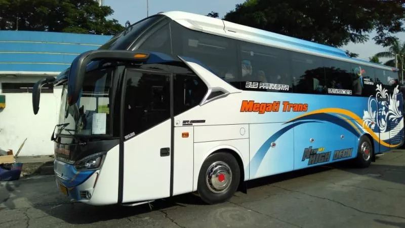 Megatruh: Mengurai Fenomena Bisnis Pariwisata Berbasis Bus di Indonesia