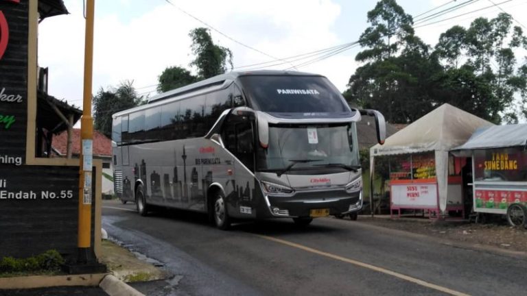 Di Balik Kemudi dan Senyum: Mengupas Peran Kru Bus Pariwisata